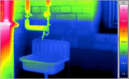 Kívülről átázó nedves fal (forrás: Infratec) 2011/07-08: Tipikus épületkárok termográfiai felismerhetősége - Kívülről átázó nedves fal (forrás: Infratec)