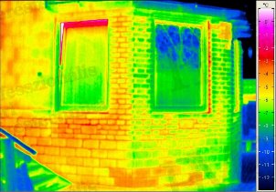 Épület-termográfia gyakorlati tanácsok a mérésekhez - Eltérő anyagminőségek kimutatása (forrás: PIM)